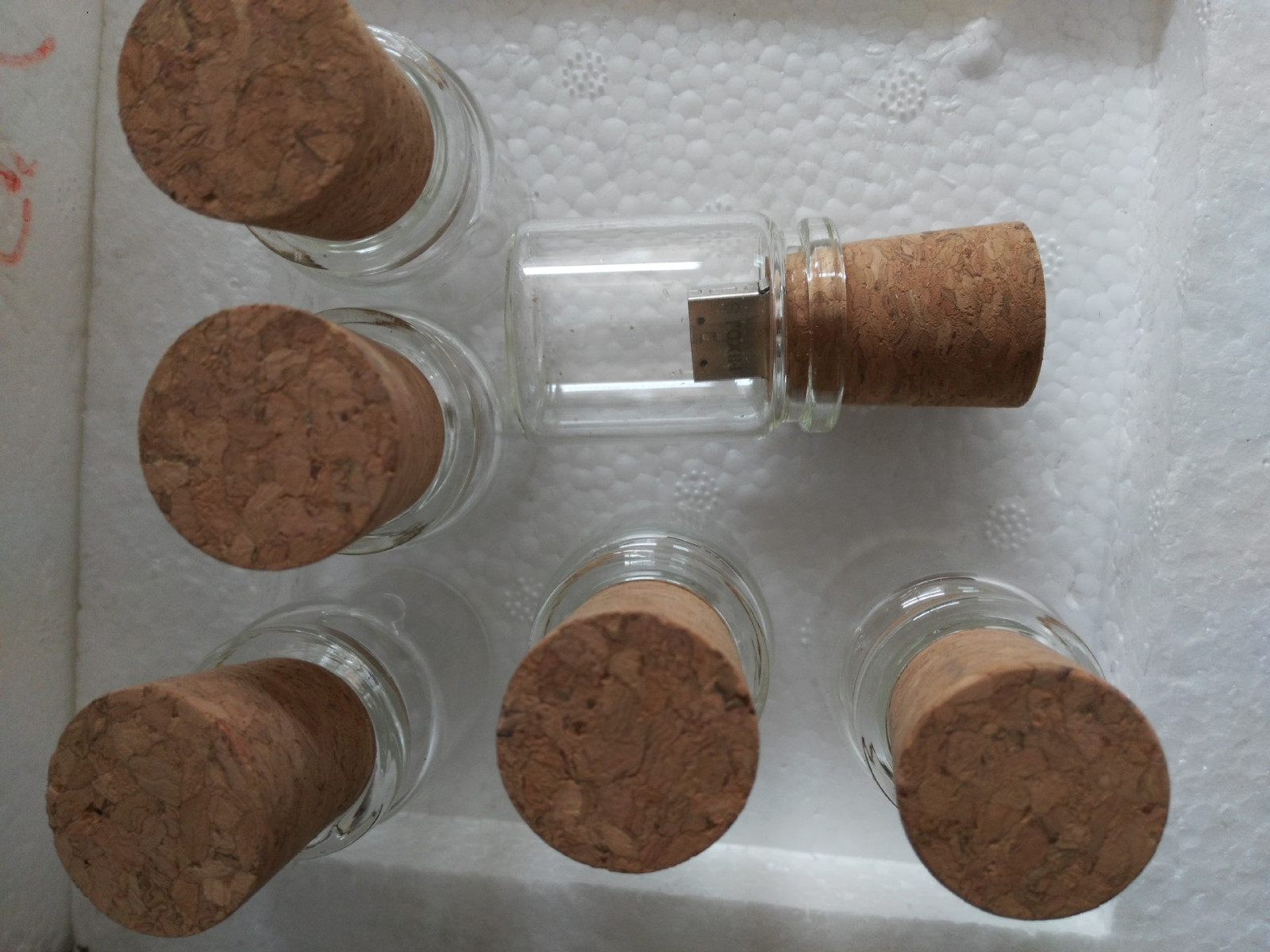 Wholesale bottle a bottle wine bottle shell U disk U disk U disk U disk hot shell glass bottle